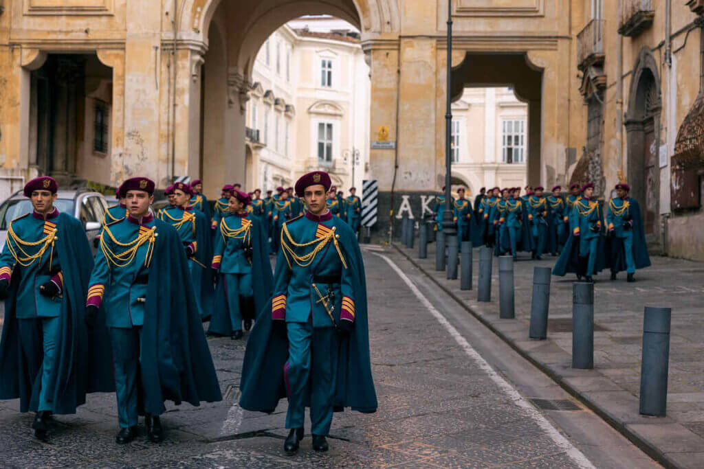 Minerva Academy Netflix ganha data global 3 Cena de Minerva Academy Netflix com estudantes em ambiente militar italiano
