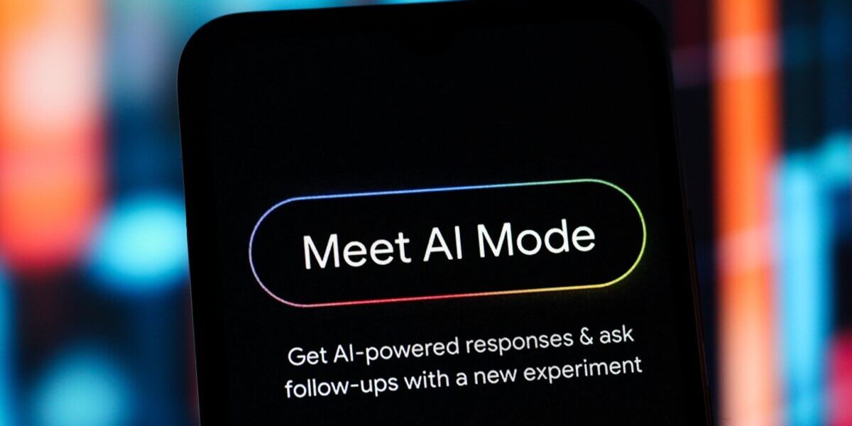 AI Mode do Google exibido em smartphone com recursos de busca por IA