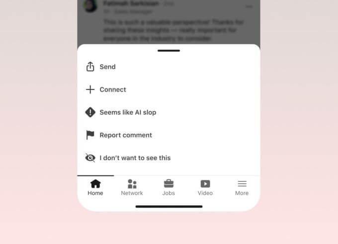 Botão do LinkedIn para denunciar AI slop em publicação da rede