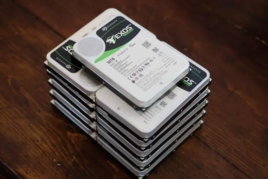 Seagate Exos 30 TB empilhados após alta dos HDDs corporativos