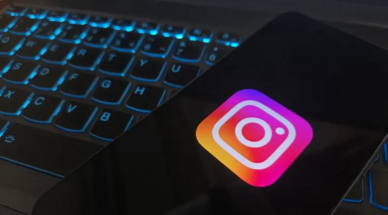 Ícone do Instagram em celular para guia de falhas no aplicativo