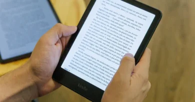 Pessoa segura Kindle enquanto lê; preço do Kindle no Brasil aumenta