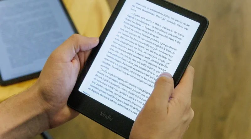 Preço do Kindle no Brasil sobe até 50%; entenda 2 Pessoa segura Kindle enquanto lê; preço do Kindle no Brasil aumenta