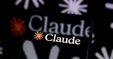 Logotipo do Claude code em tela de smartphone com reflexo digital representando inteligência artificial