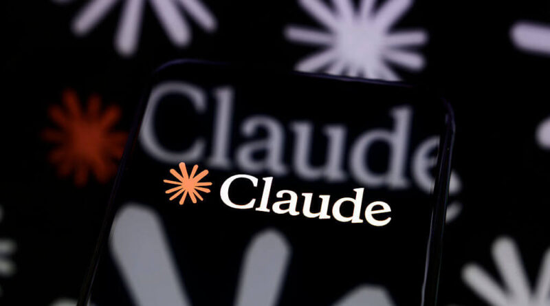 Logotipo do Claude code em tela de smartphone com reflexo digital representando inteligência artificial