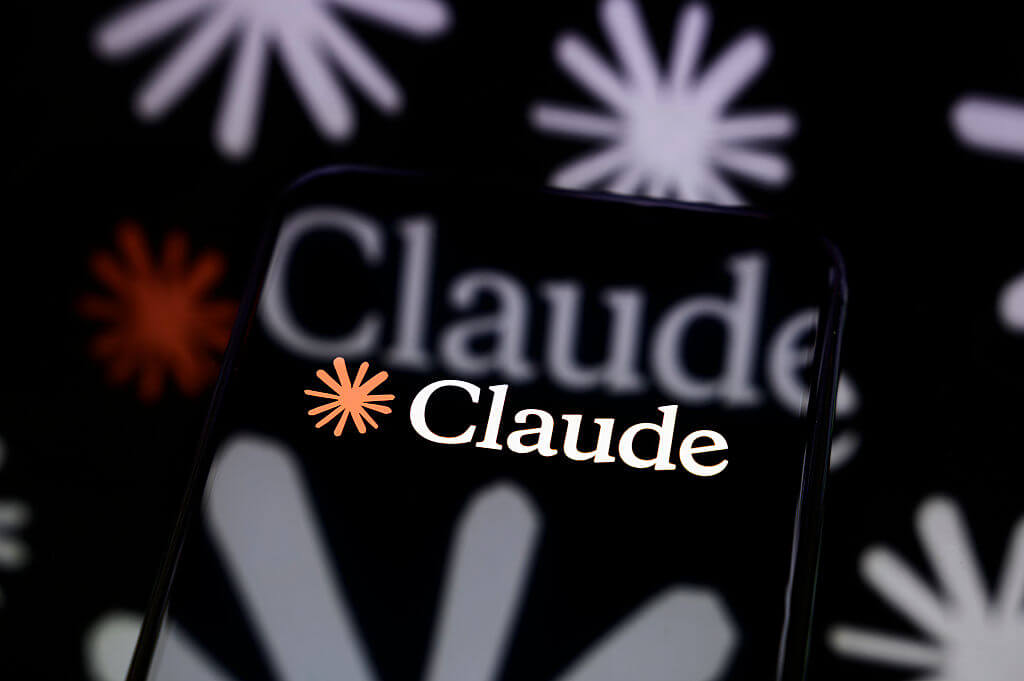 Anthropic ativa modo automático padrão no Claude Code 1 Logotipo do Claude code em tela de smartphone com reflexo digital representando inteligência artificial