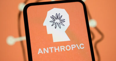 Logotipo da Anthropic e smartphone representam marca d’água em textos de IA