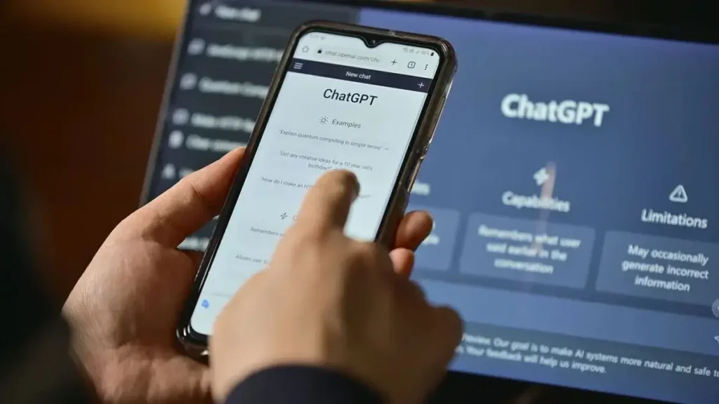 Como remover anúncios do ChatGPT: opções e limites 1 Pessoa usa ChatGPT enquanto avalia anúncios e planos da OpenAI