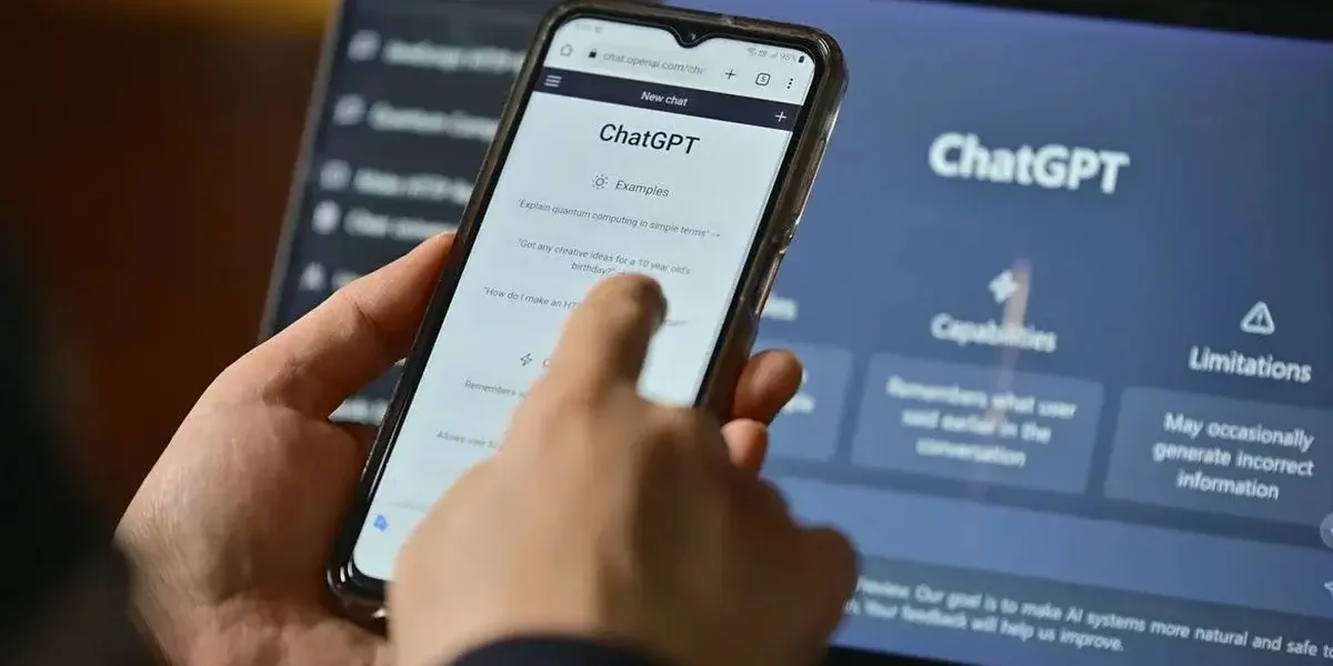 Pessoa usa ChatGPT enquanto avalia anúncios e planos da OpenAI