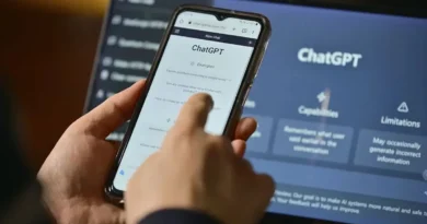 Pessoa usa ChatGPT enquanto avalia anúncios e planos da OpenAI