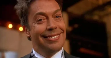 Tim Curry como Sr. Hector em Esqueceram de Mim 2