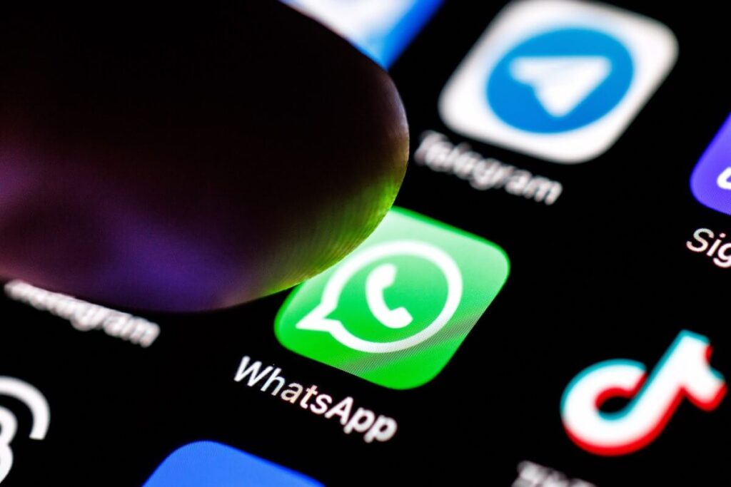 Ícone do WhatsApp em smartphone ilustra atualização de segurança e passkeys