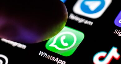 Ícone do WhatsApp em smartphone ilustra atualização de segurança e passkeys
