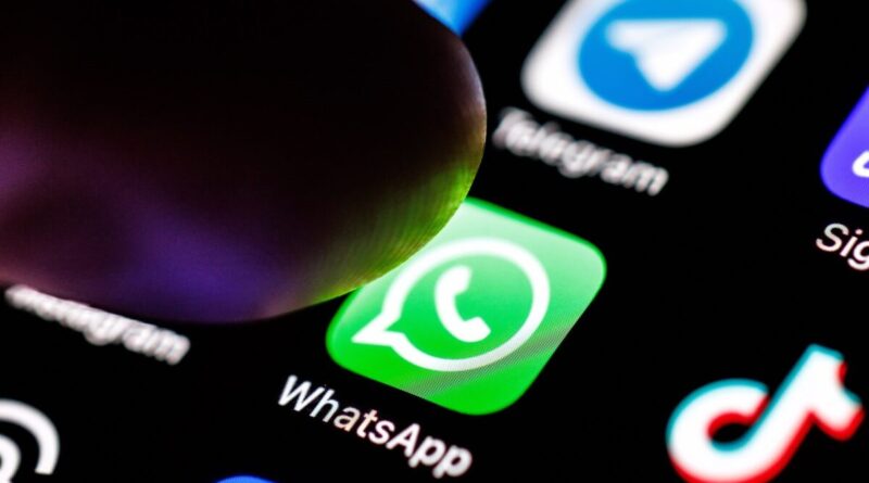 Ícone do WhatsApp em smartphone ilustra atualização de segurança e passkeys