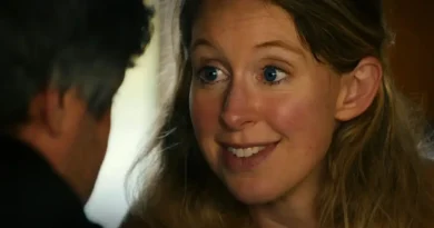 Elizabeth Holmes em imagem promocional do documentário You Can See Everything da A24