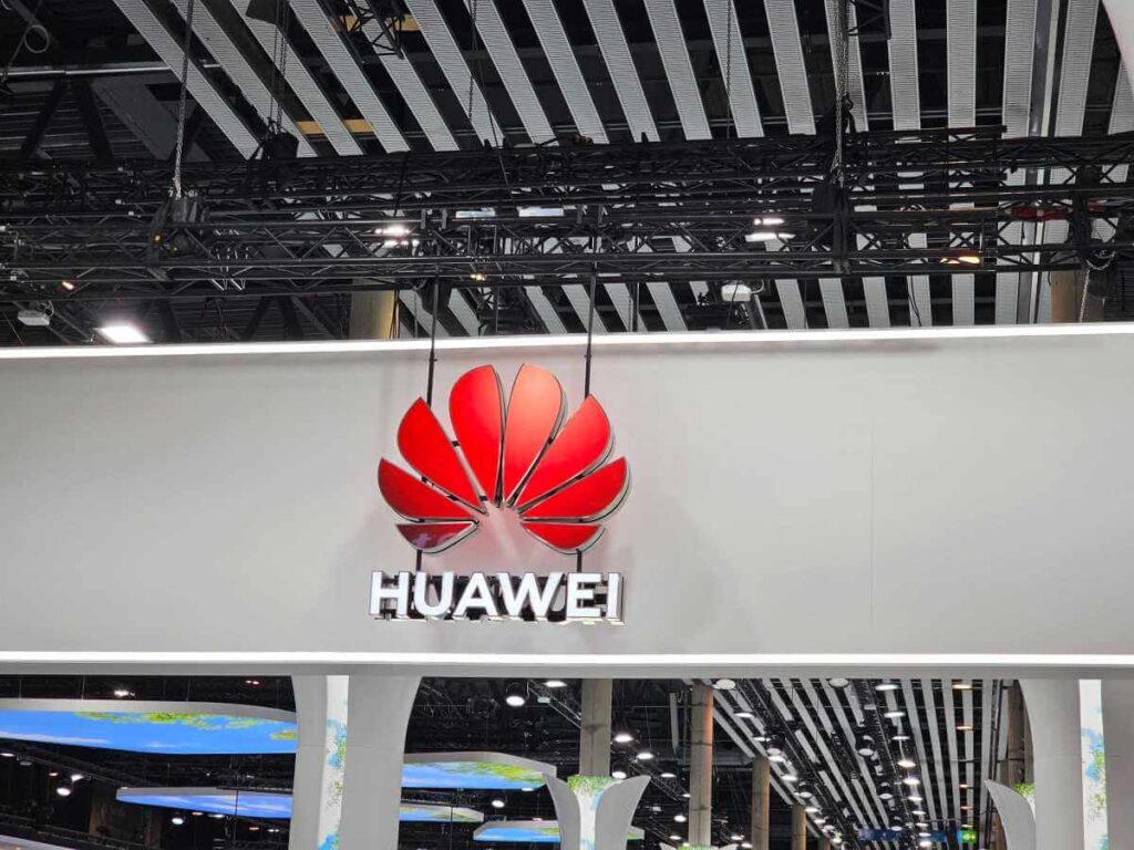 Huawei Ascend 960DT: chip de IA chega em 2027 1 Fachada da Huawei ilustra disputa por chips de IA na China