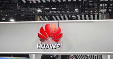 Fachada da Huawei ilustra disputa por chips de IA na China