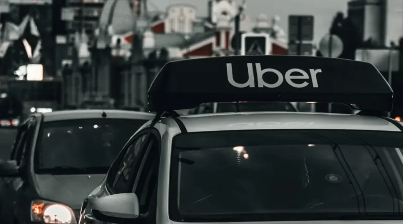 Uber demite 3,3 mil e reduz home office 1 Logo da Uber em carro ilustra reestruturação, demissões e trabalho remoto