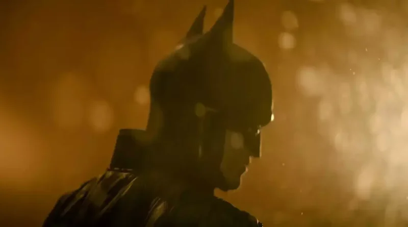 Fotos de Batman Parte 2 mostram set natalino e carro de Bruce Wayne em Londres