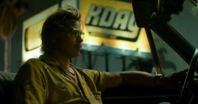 Brad Pitt como Cliff Booth no trailer do filme da Netflix