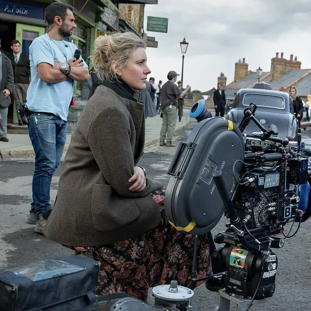 Nárnia: O Sobrinho do Mago ganha 1º bastidor 3 Greta Gerwig no set de filmagem de As Crônicas de Narnia: O Sobrinho do Mago, da Netflix