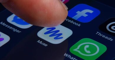 Dedo toca ícone do Meta Muse em smartphone com aplicativos Meta