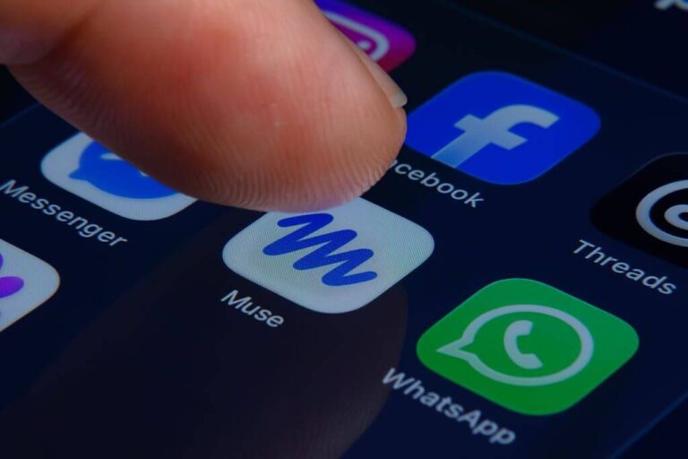 Dedo toca ícone do Meta Muse em smartphone com aplicativos Meta