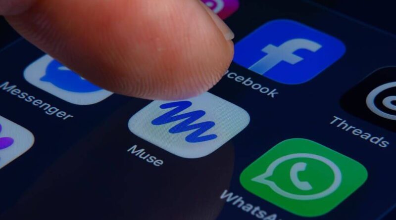 Dedo toca ícone do Meta Muse em smartphone com aplicativos Meta
