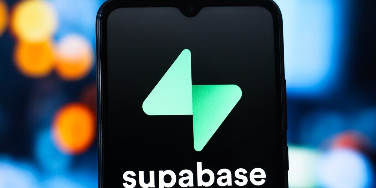 Tela de smartphone com logo Supabase ilustra segurança de bancos de dados