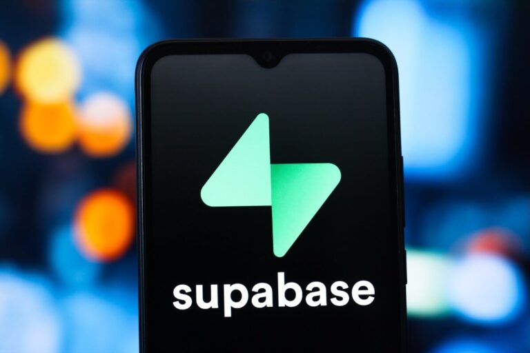 Tela de smartphone com logo Supabase ilustra segurança de bancos de dados