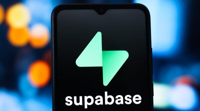 Tela de smartphone com logo Supabase ilustra segurança de bancos de dados