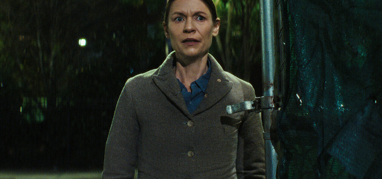 Claire Danes em anúncio da segunda temporada de The Beast in Me na Netflix