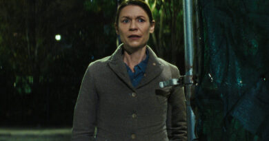 Claire Danes em anúncio da segunda temporada de The Beast in Me na Netflix