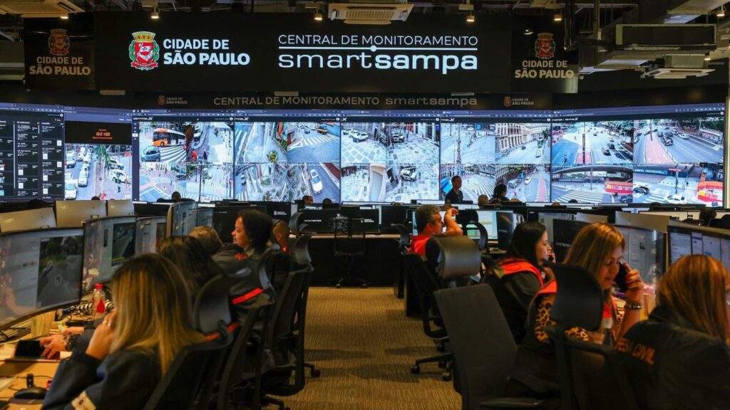Central do Smart Sampa com telas de câmeras de monitoramento em São Paulo