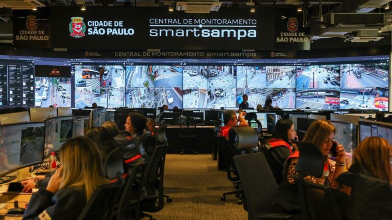 Smart Sampa reforça acesso após vazamento 15 Central do Smart Sampa com telas de câmeras de monitoramento em São Paulo