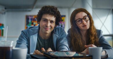 Julia Garner e Anthony Boyle em The Altruists, série Netflix sobre FTX