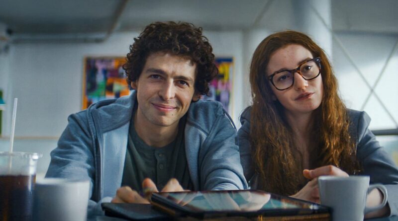 Julia Garner e Anthony Boyle em The Altruists, série Netflix sobre FTX