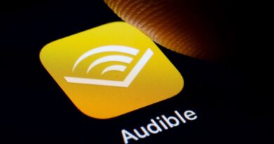 Aplicativo Audible em smartphone representa os novos recursos do Audible com IA