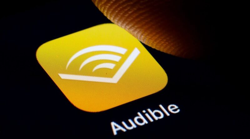 Aplicativo Audible em smartphone representa os novos recursos do Audible com IA