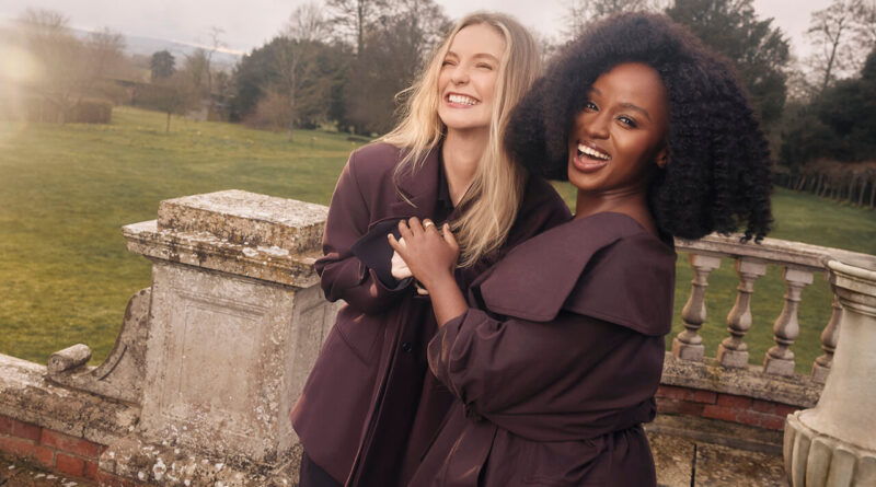 Hannah Dodd e Masali Baduza em imagem da quinta temporada de Bridgerton