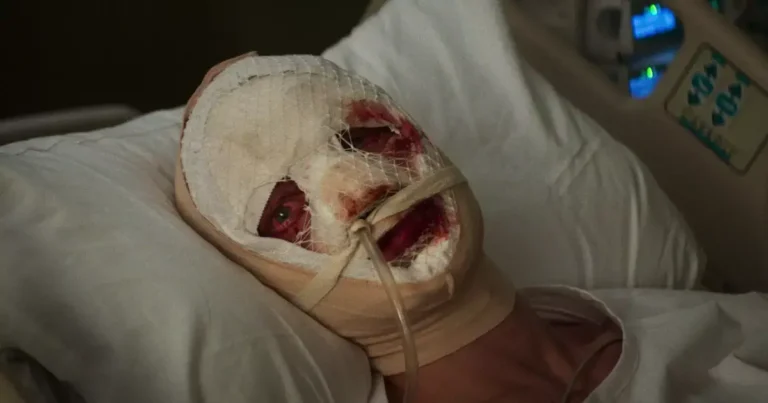 Filme Cara-de-Barro da DC mostra o vilão Matt Hagen em terror