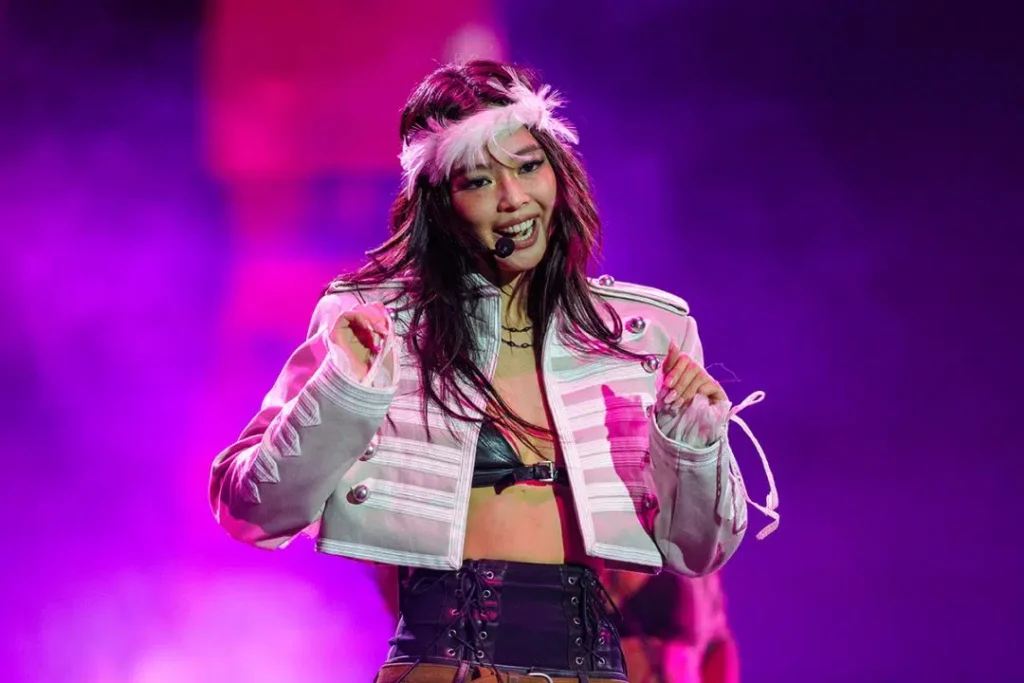 CHICAGO, ILLINOIS – 1 DE AGOSTO: Jennie se apresenta durante o Lollapalooza no Grant Park em 1 de agosto de 2026 em Chicago, Illinois. (Foto de Josh Brasted/FilmMagic)