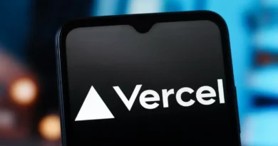 Logo da Vercel em smartphone ilustra adoção do modelo Jev de IA